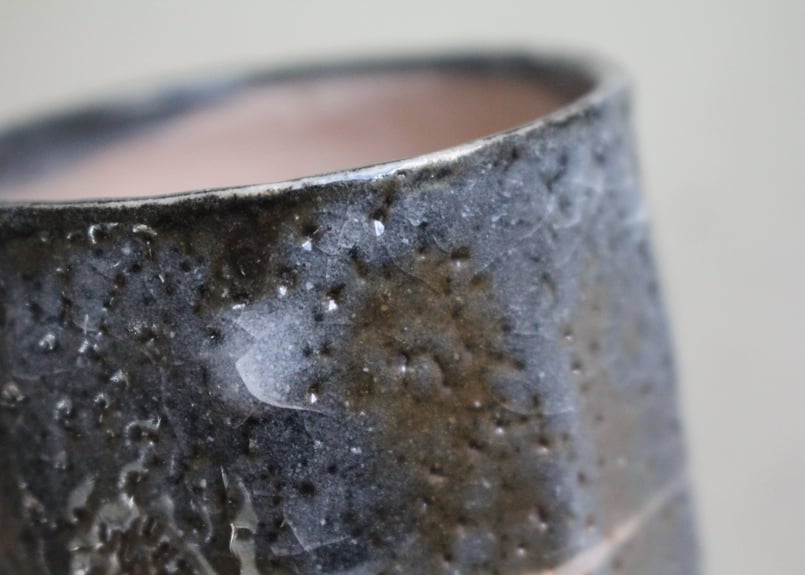 新美吉昭 窯変鼠志野湯呑み | online shop ゆすらや