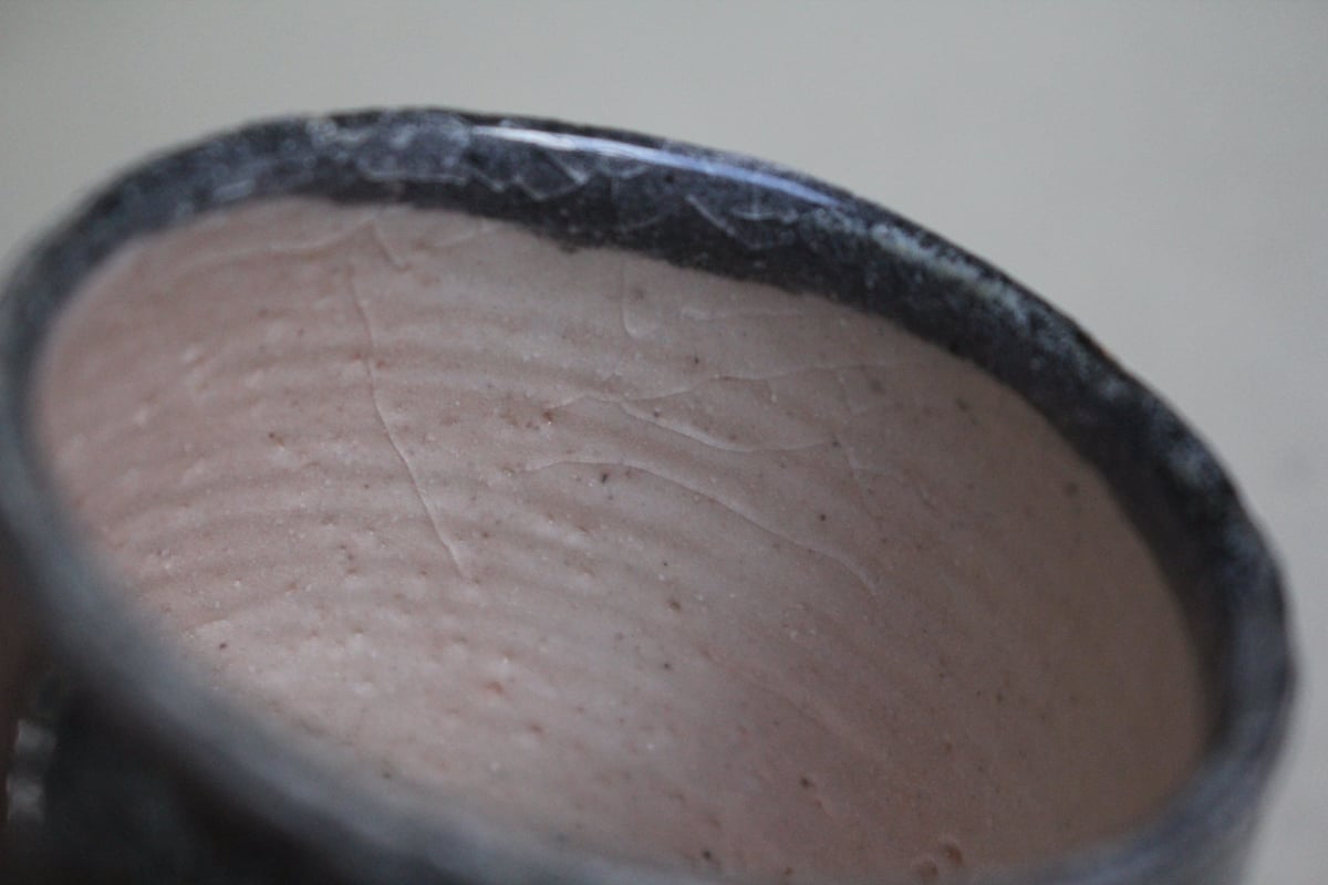 新美吉昭 志野 盃 ぐい呑み 共箱 酒器 新美吉昭 志野 盃 ぐい呑み 共箱