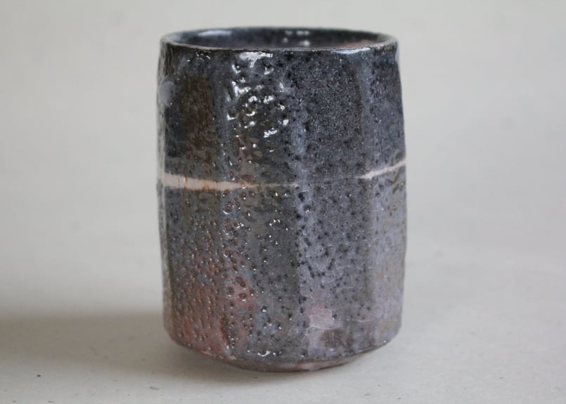 新美吉昭 窯変鼠志野湯呑み | online shop ゆすらや