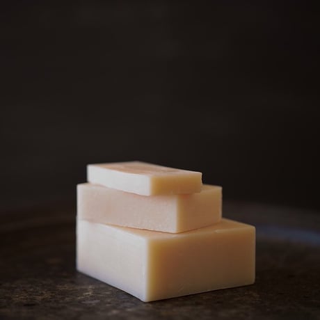 【たっぷりサイズで全身の保湿にお勧め】 みつばち石鹸 花 100g