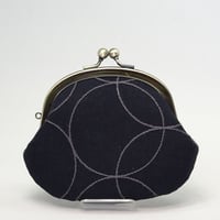 3.3寸丸小銭入れ　刺繍　輪　黒色