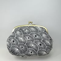 5.5寸クシポーチ　ふくれ織　菊づくし　黒色