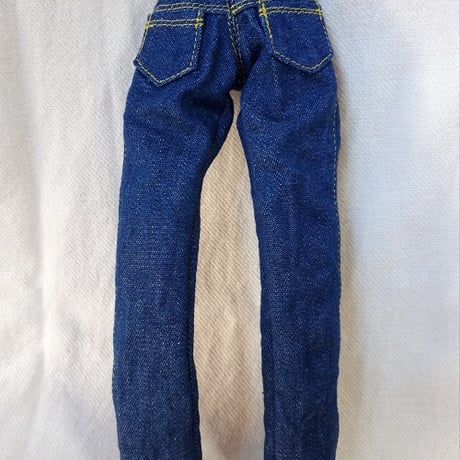 前開きのブリーチデニムパンツ
