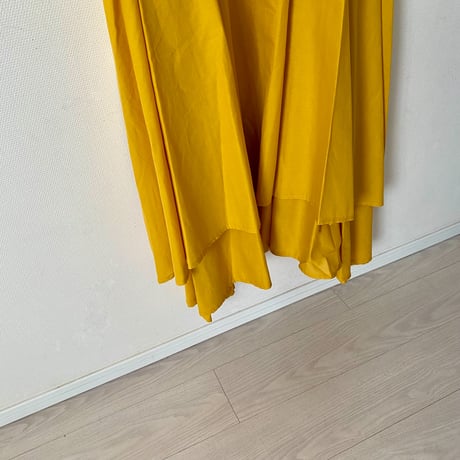 コットンフリル袖ワンピース〈BLACK・YELLOW〉