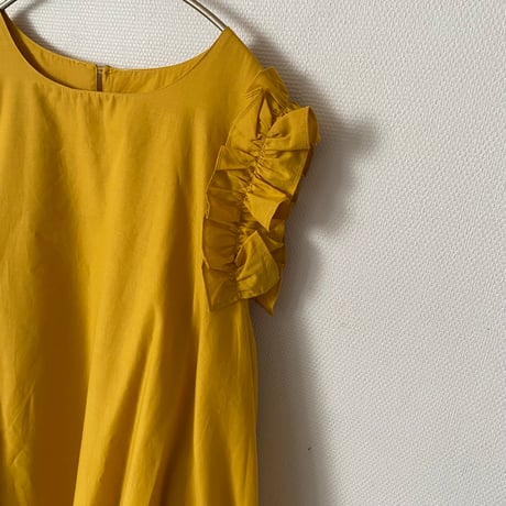 コットンフリル袖ワンピース〈BLACK・YELLOW〉