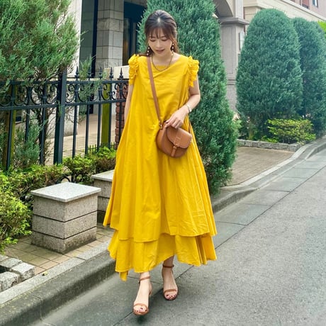 コットンフリル袖ワンピース〈BLACK・YELLOW〉
