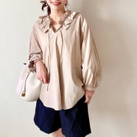 シャンブレーフリルブラウス〈BEIGE〉