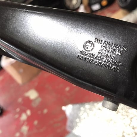 中古 BMW 品番51117067744-05 F01/F02/F04/F12/F13など フロントバンパーマウントロワー 曲がり等なし