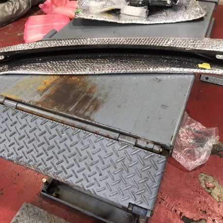 中古 BMW 品番51117067744-05 F01/F02/F04/F12/F13など フロントバンパーマウントロワー 曲がり等なし