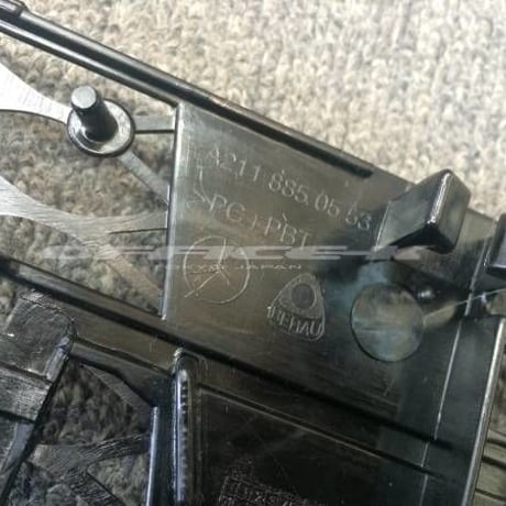 ベンツ Eクラス W211 前期 純正品 2118850553 フロント バンパー メッシュ スクリーン