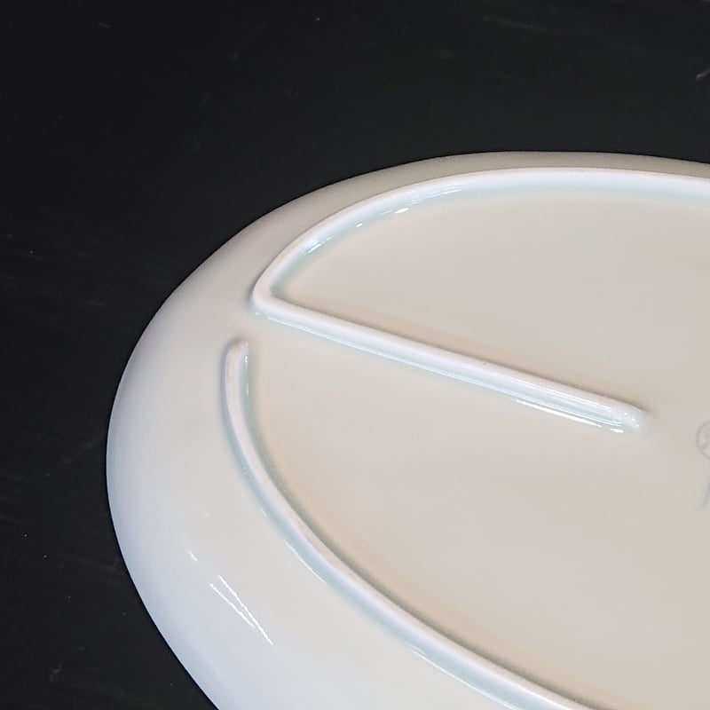 染付白抜 花赤絵 楕円皿(24、5cm) | (株) 中山陶和堂 有田