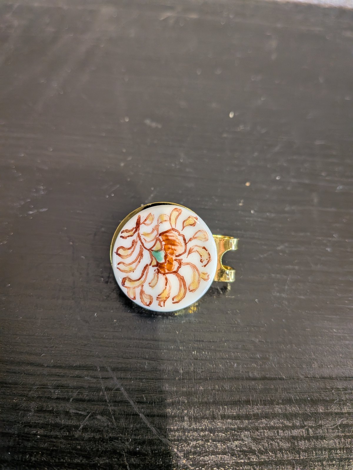 平戸泰山【極彩赤絵」】 金唐草ゴルフマーカー | (株) 中山陶和堂 有田