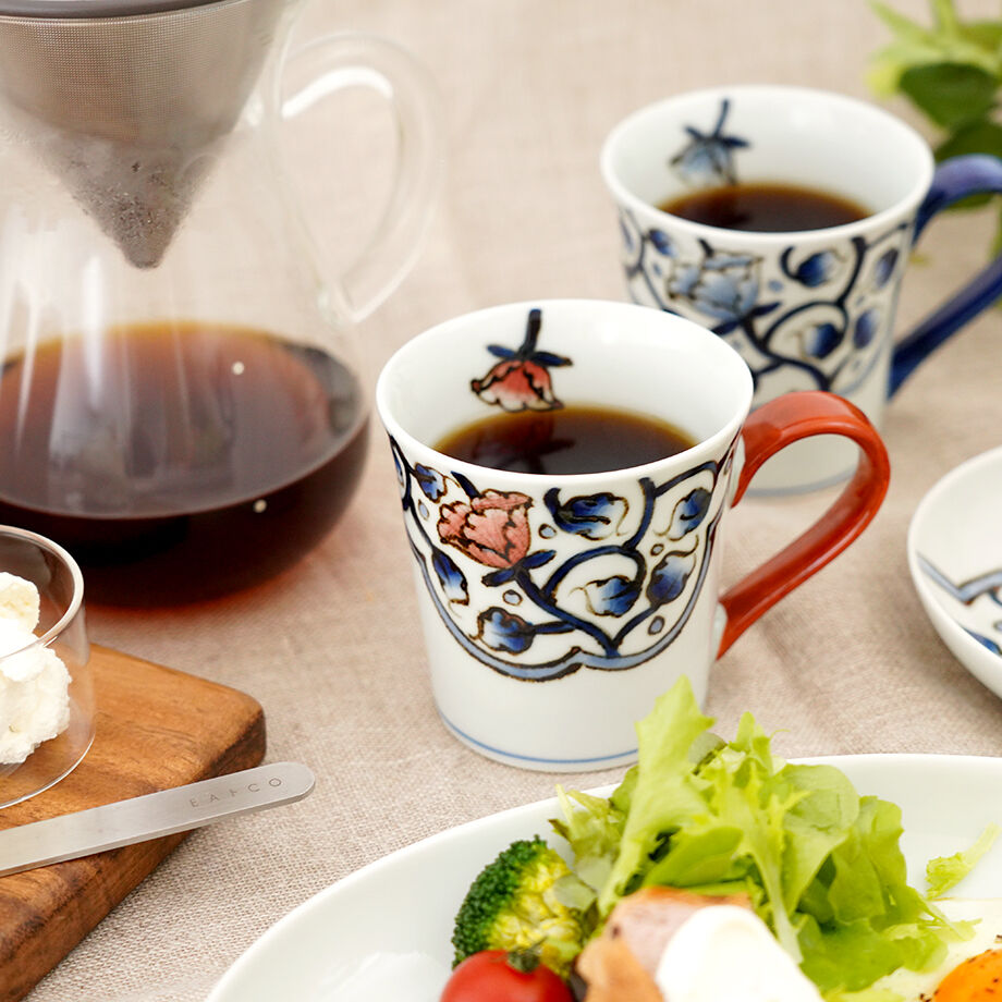 染付 白抜 花絵(赤) マグカップ | (株) 中山陶和堂 有田