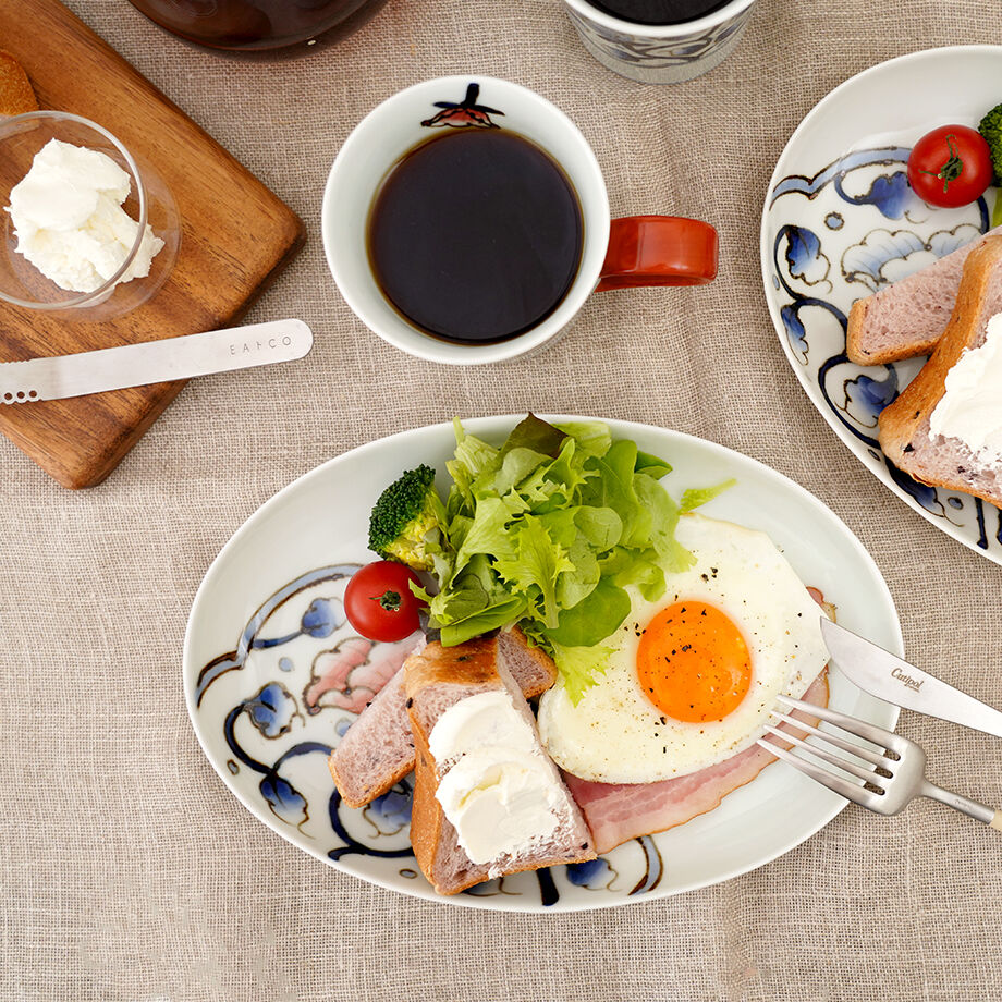 染付 白抜花絵 楕円皿(24、5cm) | (株) 中山陶和堂 有田