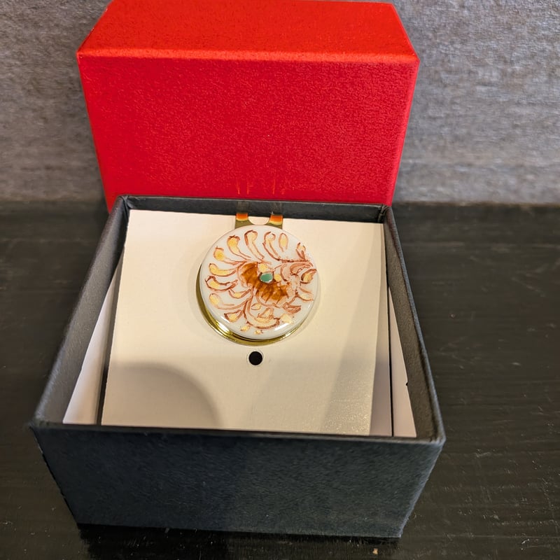 平戸泰山【極彩赤絵」】 金唐草ゴルフマーカー | (株) 中山陶和堂 有田