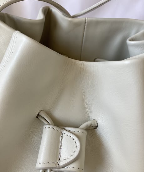【OUTLET】BERTHELOTTI  LILLY  ドローストリングバッグ　オフホワイト