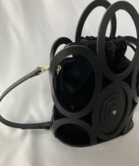 【THEMIS・Z】カットワークレザー クロスボディバッグ
