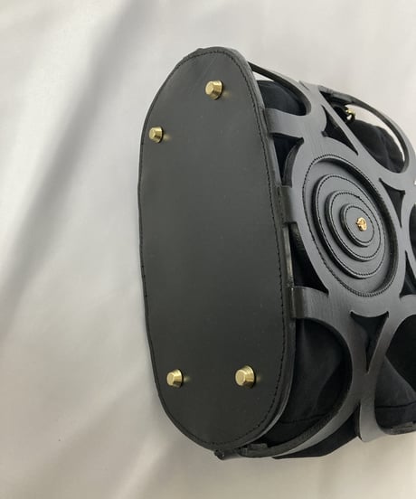 【THEMIS・Z】カットワークレザー クロスボディバッグ