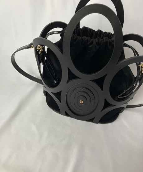【THEMIS・Z】カットワークレザー クロスボディバッグ