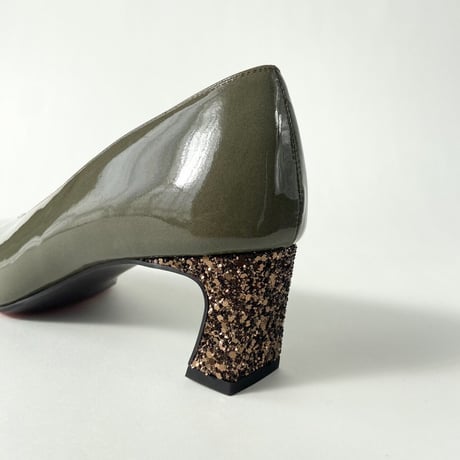 ポインテットトゥ グリッターヒール エナメルパンプス / Pointed-toe glitter heel enamel pumps L0244 (KHAKI/E）