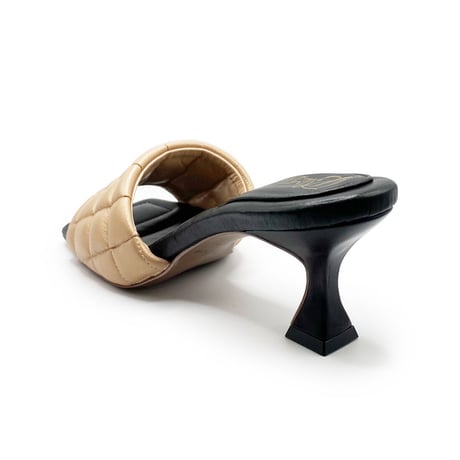 スクエアトゥキルティングミュールサンダル/Square to quilted mule sandals L0227 (BEIGE）
