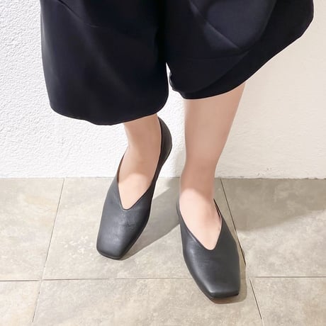 スクエアVカットフラットシューズ / Square v-cut flat shoes L0205（BLACK）