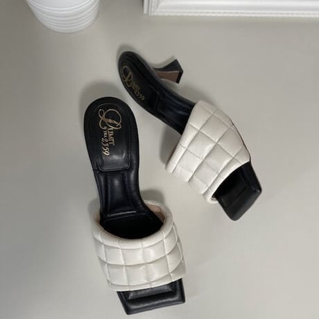 スクエアトゥキルティングミュールサンダル/Square to quilted mule sandals L0227 (IVORY）