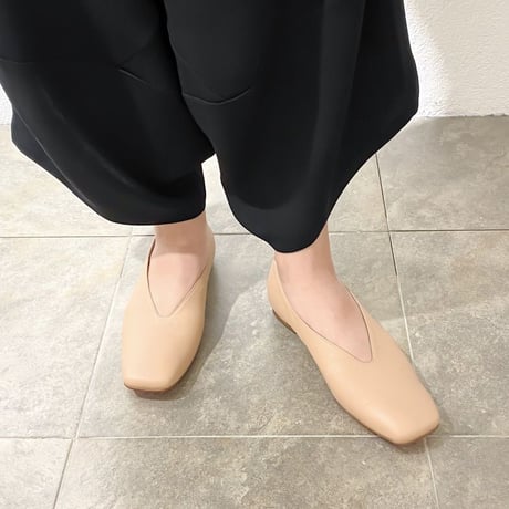 スクエアVカットフラットシューズ / Square v-cut flat shoes L0205（BEIGE）