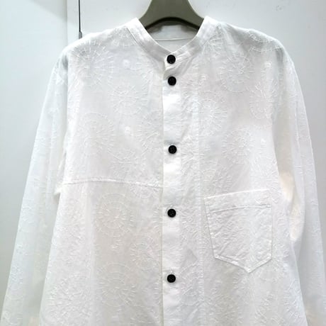 デザイナーズブランド　Ｑｒｅａｌ  コットン刺繍スタンドカラーブラウス