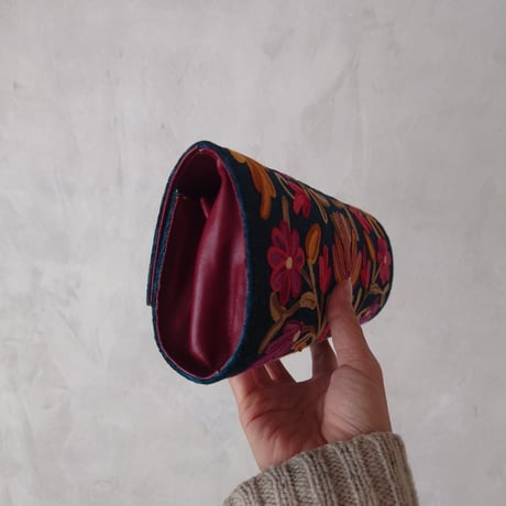 【カシミールバザール】刺繍のクラッチバッグ