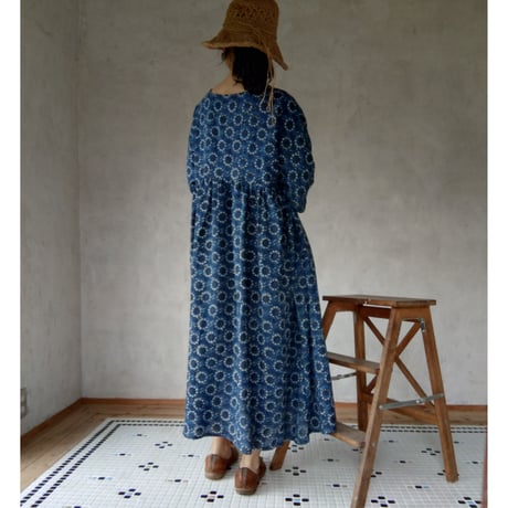 mogo「ギャザーワンピース」×MamiTsuji「バグルー村の太陽の花・青」