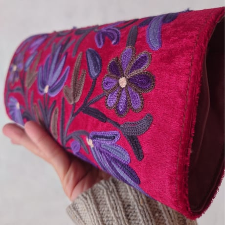 【カシミールバザール】刺繍のクラッチバッグ