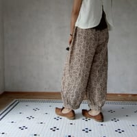 mogo「甘やかしパンツ」×MamiTsuji「バグルー村の太陽の花・黒」