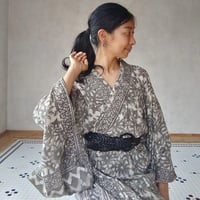 即納・現品「ツナギな着物」× コットンサリー「カシスグレー・ダリア」