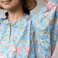 ブロックプリントワンピース2026「バルーンスリーブワンピース」サンガネールプリント・水色に黄色とオレンジの花No.3