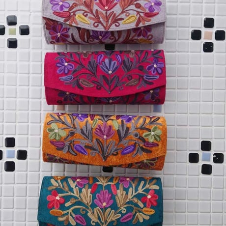 【カシミールバザール】刺繍のクラッチバッグ