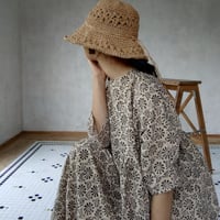 mogo「ギャザーワンピース」×MamiTsuji「バグルー村の太陽の花・黒」