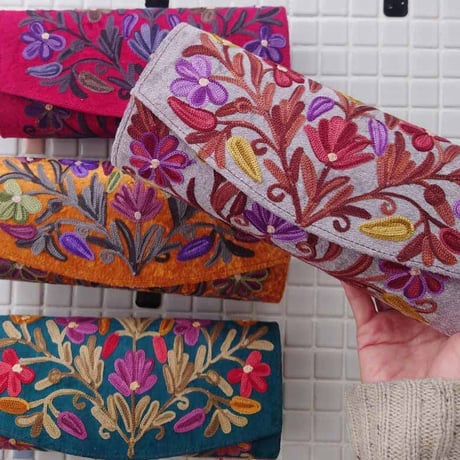【カシミールバザール】刺繍のクラッチバッグ