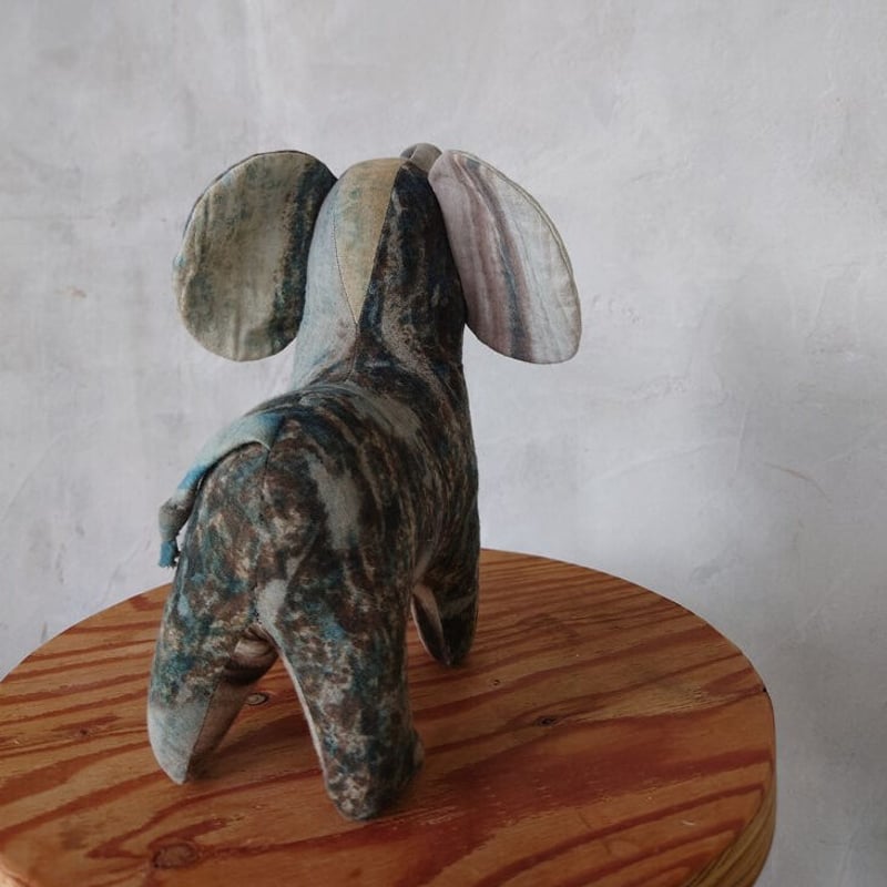 チェンマイマーケット2022年7月：タイダイ染のゾウのぬいぐるみ