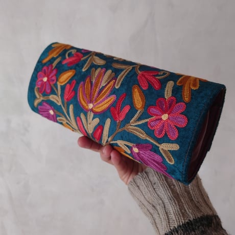 【カシミールバザール】刺繍のクラッチバッグ