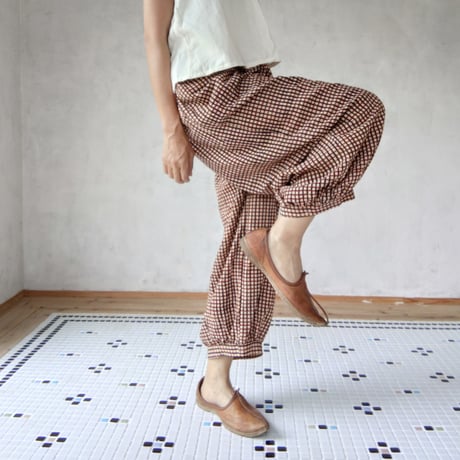 mogo「甘やかしパンツ」×MamiTsuji「ギンガムチェック・赤黒」