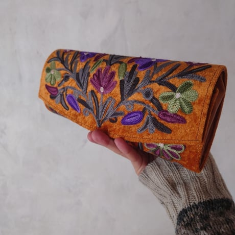 【カシミールバザール】刺繍のクラッチバッグ