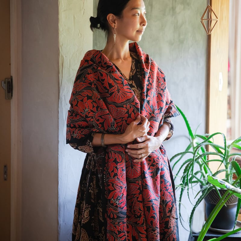 手刺繍の大判シルクショール・黒地に赤（alphabet collection