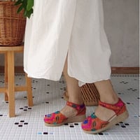 チェンマイマーケット2022年7月：プンプイさんの刺繍の手作り靴・ガーリーサンダル（23～24㎝サイズ）・赤オレンジ