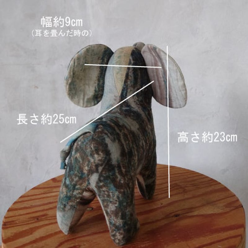 チェンマイマーケット2022年7月：タイダイ染のゾウのぬいぐるみ