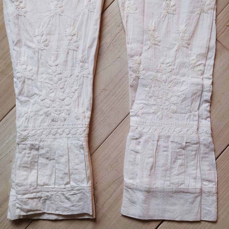 (新品)ホワイトパンツ ペンギン刺繍付き 新品)ホワイトパンツ ペンギン刺繍付き ラクナウ白刺繍の王子