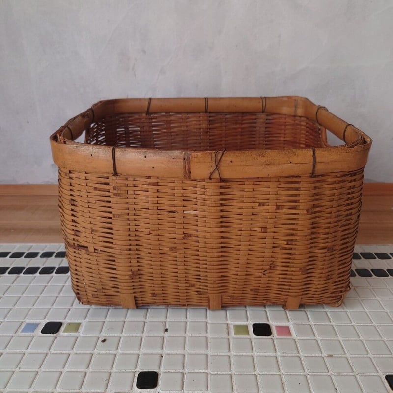 道具屋ここのつ・セレクト古道具「深めの四角かご」 | design labo