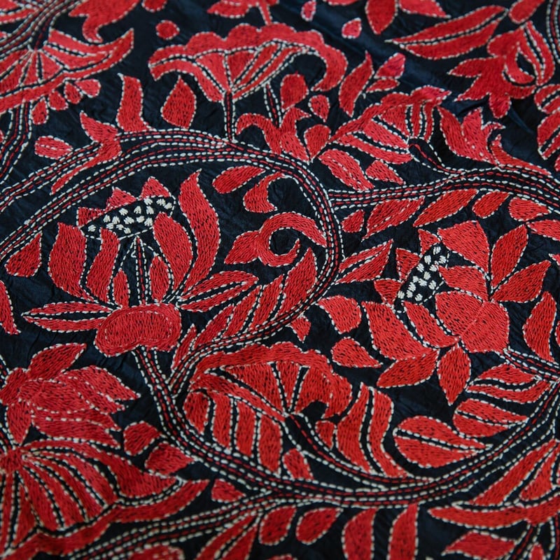 手刺繍の大判シルクショール・黒地に赤（alphabet collection） | desig