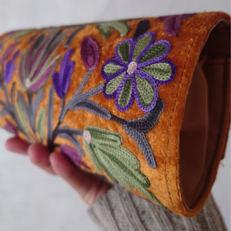 【カシミールバザール】刺繍のクラッチバッグ