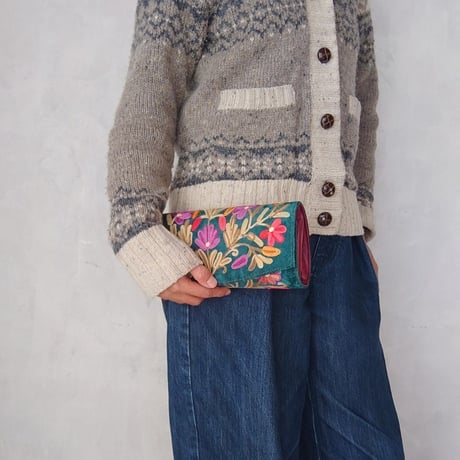 【カシミールバザール】刺繍のクラッチバッグ